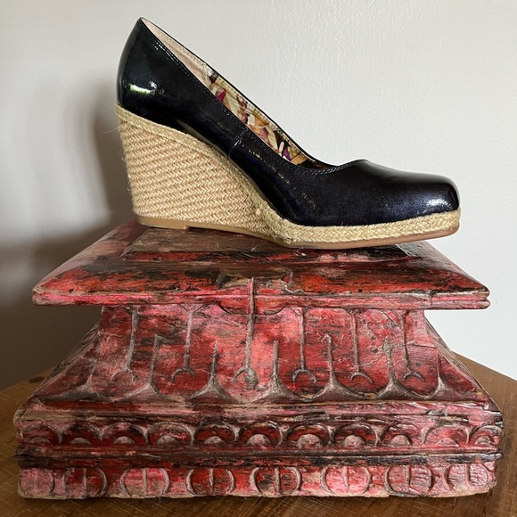 NIB Anne Klein Patent Navy Blue Espadrille Woven Wedge Heel Size 8 - Picture 1 of 8